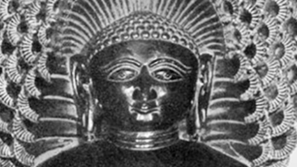 खुली आंखे यह यापनीय सम्प्रदाय की मूर्तियों की एक मुख्य विशेषता थी.